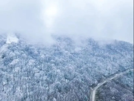 白山天气，寒云深处有人间